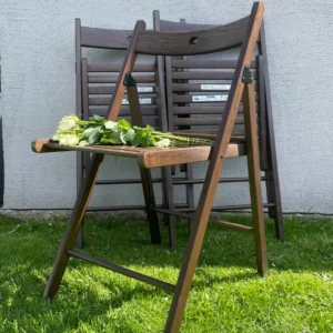 Krzesło drewniane do wynajmu na imprezy – TOTU.RENTALL