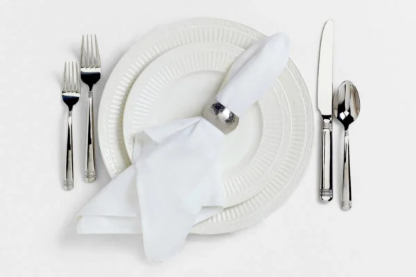 obrus-plamoodporny-140-220-biały-TTRA- obrus plamoodporny biały 140x220 wynajem TOTU.RENTALL